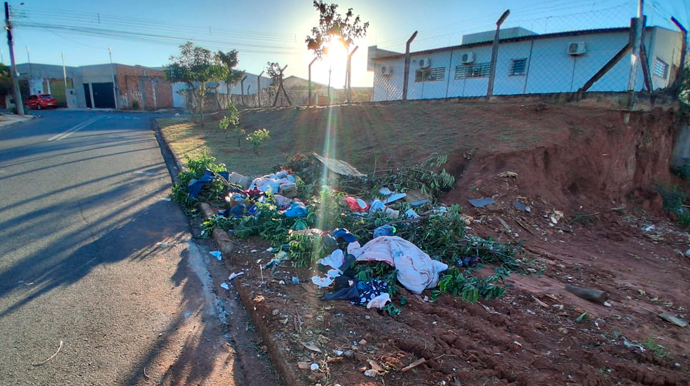 Moradores denunciam descarte irregular de lixo ao lado de unidade de saúde na Vila Progresso em Assis