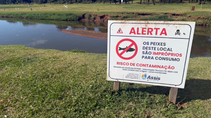 Prefeitura de Assis planeja soltar peixes no Parque das Águas sem ter concluído testes de qualidade da água Placa instalada no Parque das Águas nos primeiros meses de governo Telma Spera - FOTO: Portal AssisCity
