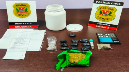 Homem é preso por tráfico de drogas durante cumprimento de mandado de busca em Tarumã Durante a diligência, diversas porções de drogas e outros materiais foram encontrados - FOTO: Polícia Civil