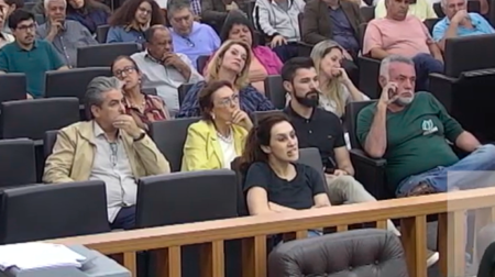 Por 8 votos a 6, Câmara rejeita pedido de abertura de Comissão Processante contra Telma Spera Telma Spera estava presente na sessão, ao lado de outros secretarios e membros da sua gestão - FOTO: Youtube/Reprodução