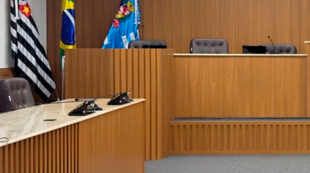 Audiência do Tribunal do Júri está sendo realizada na Câmara Municipal de Assis - FOTO: Divulgação
