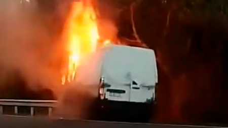 Van foi completamente destruída pelo fogo - FOTO: Redes sociais